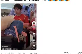 好厉害！全红婵刚回国就被粉丝围住360度拍摄，还强塞鲜花给她！图片