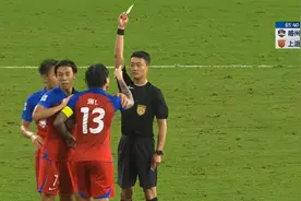 裁判争议判罚抢戏，武磊半赛季打进16球！上海海港2比1战胜梅州客家，获得中超半程冠军图片