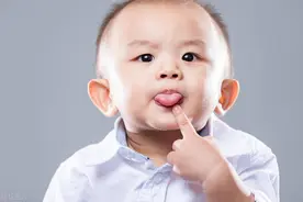 孩子老舔嘴唇，家长一定要注意，小心是得了这种病！图片