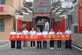 南昌航空大学科技学院“拾取丹心团”实践队开展红色走读活动图片