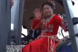 山东“硬核”婚车：8辆雷沃拖拉机组队迎亲，沿途吸引多人围观，大家一边拿手机拍摄，一边祝新人新婚快乐图片
