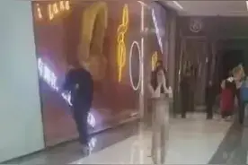 女子“裸奔”违反治安条例，群众拍照属于侵犯隐私，但网友不同意图片