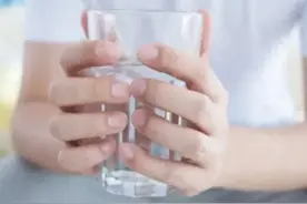 多喝水还是伤肾？千万避开这3个喝水习惯！图片