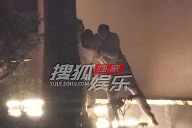 独家:小沈阳酩酊大醉站不起来 被壮汉架着塞进车里图片