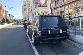 路侧收费停车位里那些没有“身份证”的车，有人管吗？图片