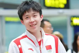看哭了，大头和爸妈团聚了，看见爸妈时，眼神立马变成小朋友了图片