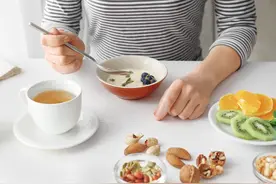 饭量与寿命密切相关？经常每天只吃2顿饭的人，或将承受这2个坏处图片