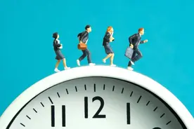 下课铃声一响，老师比学生跑的还快，课间应该还给学生图片