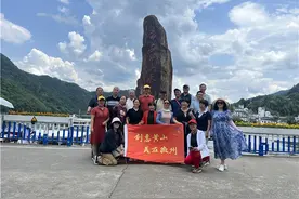 到”烟雨大黄山“寻找诗和远方 “创意黄山”文化智库志愿者开展研学活动图片
