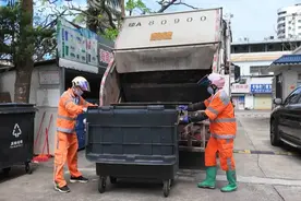 海口环卫工作者全力清理 垃圾清运工作恢复常态图片
