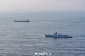 国庆前夕，中国船员高举国旗感谢中国海军护航图片
