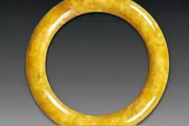 太惊艳了，价值1200万的清朝黄翡手镯，堪称绝世极品图片