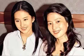 刘亦菲的妈妈刘晓莉：两婚两离，65岁至今单身，长得比女儿还要美图片