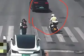 笑麻了！车祸现场吃瓜引发连锁反应，我差点笑死在评论区！图片