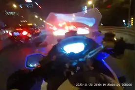 “90后”首都铁骑计振：我抱住走失男孩，身后就是二环路的滚滚车流图片