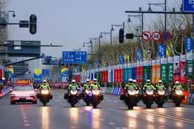 4万跑者逐风汉马，武汉江岸公安筑牢平安图片