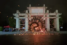 非遗绝活“打铁花”在中国阳明文化园上演图片