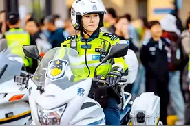 她被网友称为“外滩最美女警”图片