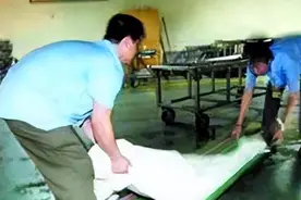 殡仪馆搬尸工：搬尸捡腐肉一天1200，很难找到老婆，不敢和人握手图片
