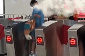 男孩地铁站被拦，扔包怒喊：我又不会杀人！网友评论一边倒图片