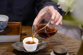 60岁以上的人要少喝茶？医生：老人喝茶也有讲究，这几类别随便喝图片