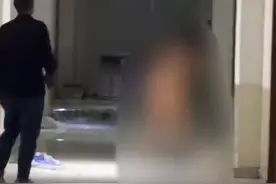 警方通报女子赤身在大学男寝打砸：有精神病性障碍治疗史图片