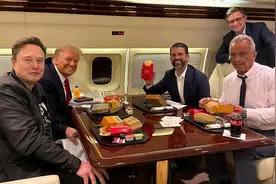 刚承诺“让美国再次健康” 特朗普就与小肯尼迪、马斯克专机上吃汉堡薯条图片
