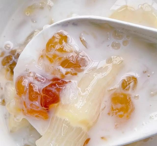 花胶桃胶炖牛奶的功效与作用 2026年桃胶花胶炖牛奶有什么好处