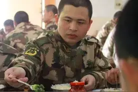 去军里办事，遇到个性独特的军务处长，吃完饭抹嘴就走，谁也不等图片
