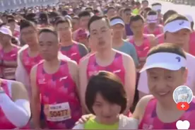无锡马拉松_野鸳鸯_，女的20多岁男的50多岁，有人拍照立马分开图片