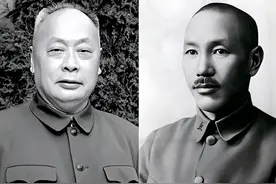 1955年十大元帅授衔，蒋介石指着名单对宋美龄说：这个人太厉害了图片