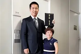 湖北1.18米袖珍母亲：冒险产子，儿子长到1米8，14岁考上西安交大图片