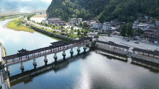 贵州梵净山脚下的避暑秘境，一站式体验荷海、竹海、溶洞、漂流