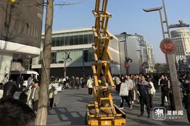 万人扎堆放跨年气球，“一棵树就摘了半小时”？网友热议……图片