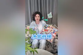 向太过生日晒孙女做的照片墙，孙女正脸照曝光，眉眼像奶奶很漂亮图片