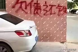 开怀大笑，搞笑动图，没文化真可怕，讨债的字都写不对图片