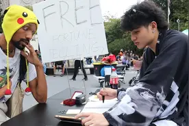 中国小伙在美国摆摊算卦，算太准让老外崩溃，却因不收钱酿成大祸图片