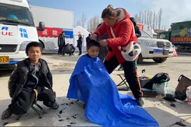 河南聋哑妈妈在震区免费剪发：不要怕，我们一起渡难关图片