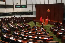 18年香港学联主席张倩盈声称，只要听到国歌就想吐，她下场如何图片