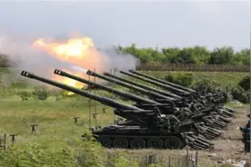 台上百门重炮排成横队射击，一抬头，31架解放军战机“围观”图片