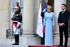 71岁的法国夫人国宴上又嫩了！身着小蓝裙，面部皱纹比马克龙还少图片