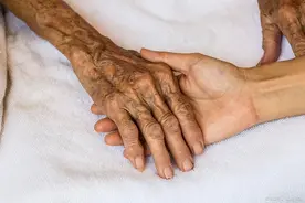 为何老人摔倒后瘫痪，大多数都活不了多久？医生告诉你图片