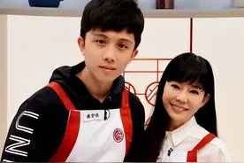 “奇葩母爱”狄鹰：与儿子同床15年，狂妄个性导致儿子被送进监狱图片