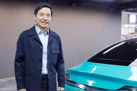 雷军展示小米SU7：是C级豪华轿车，车长5米，我1米81坐在二排很宽敞，后备箱能放2个28寸的行李箱图片