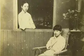 盛佩玉：丈夫出轨她愤然离家，晚年公交车上重逢，掏出俩肉包送他图片