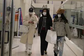 大S真正死因是败血症，小S爱女现身机场，面色凝重快步急走图片