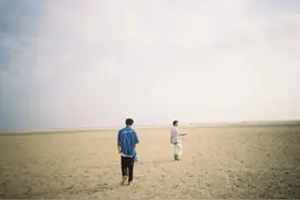 人到中年才发现，朋友都很现实图片
