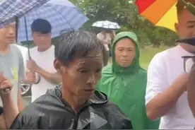 闹大了！男子河里钓了几条鱼，却被警察甩出甩棍说非法捕鱼，没收图片