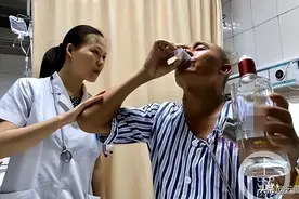湖北小伙儿命真大，误喝“饮料”命要丢，四瓶白酒把命救！图片