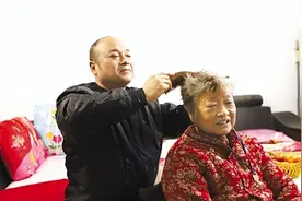 南阳市保安公司押运员高春喜多年如一日照顾独居老人——孝顺侄女婿诠释人间亲情图片